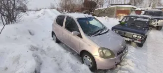 Toyota Vitz, 2001 года, 70 лс, 299999 км, АКПП, автомобиль на ходу, хорошее техническое состояние, ДВС контракт, масло не расходует. По лкп внимания требуют пороги, лобовое стекло с трещиной, салон чистый.