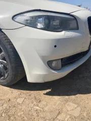 BMW 5201, 2012 г.в., г/н О945НЕ761, VIN X4XXG55440DS37346. Битый передний бампер, на капоте и правом переднем крыле множественные сколы и деформация, на задней правой двери вмятины и царапины, заднее правое крыло деформировано, задний бампер отсутствует, выхлопная труба разбита, сколы на крышке…
