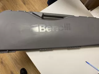 Гражданское оружие – охотничье гладкоствольное ружье Benelli Raffaello Delux Combo, кал. 12x76, № F306954T/C1216286W/C1208662V
Характеристики оружия: дата приобретения оружия – 16.09.2013 года, страна изготовитель – Италия, состояние – хорошее, в рабочем состоянии. 
Находится на хранении в отделе…