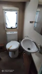 Swift Challenger 584 2015, прицеп-дача, белый, госномер АМ60975, VIN: SGDST3ESWF0783763. Полностью оборудован бытовой техникой и мебелью. Значительных повреждений корпуса нет. Внешние повреждения: передний правый и левый габарит, задний временный габаритный огонь, повреждены ручка и замок входной…