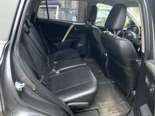 Toyota RAV4. На ходу. Сколы и трещина на лобовом стекле, вмятина на заднем правом крыле, отсутствует запасное колесо. Ключи — 2 комплекта.