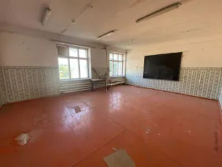 Земельный участок 10565 кв.м с гаражами, учебным зданием и мастерской, Орловская область, Хотынецкий район. Здание - гаражи, здание - учебное здание, здание - учебная мастерская, прибор тепловой энергии узла счета №1, прибор тепловой энергии узла счета №2, расположенные на земельном участке общей…