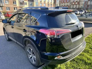 Toyota RAV4 2018 года, 146 лс, 152000 км, полный привод, АКПП, VIN номер XW7RDREV70S041985, подогрев руля и лобового стекла. Заводится и едет. Сколы и царапины по всему кузову. Периодически загорается ошибка по полному приводу и лампа неисправности двигателя (Check Engine) (информацией о причинах…