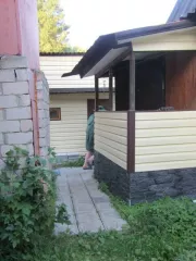 1/4 доля в жилом доме и 1/2 доля в земельном участке по адресу: Челябинская область, р-н Сосновский, СНТ "Железнодорожник", ул 13, участок 56(398). КН земли: 74:19:1901004:1616, дома: 74:19:1901004:2936. Площадь земли, кв.м.: 438, дома: 20.