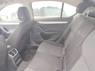 Skoda Octavia 2013 года выпуска, VIN XW8AC4NE8EH016970. Цвет белый, госномер О785НР32. Автомобиль в залоге. Не на ходу: не работает коробка передач, двигатель заводится. Состояние кузова требует покраски, имеются повреждения стоп-сигналов, множество сколов и царапин.