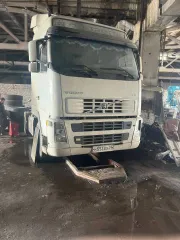 Volvo FH13.440 2008 года, грузовой тягач седельный. Государственный регистрационный знак: Н553ЕХ37. VIN YV2AS02A89B537369, номер двигателя 179522А1А, мощность 324/441.0, цвет кузова белый.