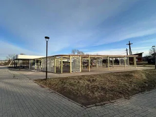 Доля 13789/298100 в праве на нежилое здание рынка площадью 3070,9 кв.м., кадастровый номер 38:35:010235:185, и доля 7085/157800 в праве на земельный участок площадью 1578 кв.м., кадастровый номер 38:35:010235:15, расположенные по адресу: РФ, Иркутская область, г. Зима, пер. Коммунистический, д. 4…