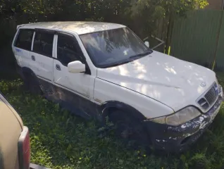 Ssang Yong Musso, 2000 г.в., VIN: KPDHADBC1YP189854, категория В, модель двигателя 661 92010018586, кузов: KPDHADBC1YP189854, цвет бело-серый, мощность 103.06 л.с. (75.75 кВт), объем двигателя 2299 см³, максимальная масса 2470 кг, масса без нагрузки 1990 кг