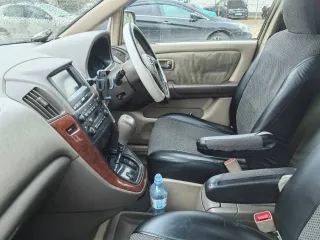 Toyota Harrier, 2001 года, модель 2AZ 0533931, кузов ACU10-0009247, цвет серый и темно-серый, 160 л.с. (120 кВт), 381000 км, полный привод, АКПП, рабочий объем двигателя 2362 куб. см, разрешенная максимальная масса 1855 кг, масса без нагрузки 1580 кг. Транспортное средство давно стоит без движения…