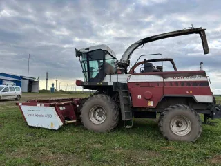 Кормоуборочный комбайн Дон 680М 2019 года, модель РСМ-100. Заводской номер R0DON680009046. Цвет красный и белый. Номер двигателя К0653060. Комплектация: жатка для уборки трав МСМ-100.70 2018 года, роторная жатка Maize Header 2019 года, платформа-подборщик For Up 300D 2018 года.