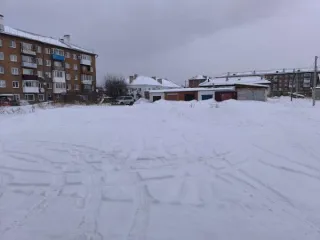 Земельный участок площадью 4000 кв.м, расположенный по адресу: Российская Федерация, Кемеровская область-Кузбасс, Мариинский муниципальный округ, город Мариинск, улица Амурская, земельный участок 2. Кадастровый номер: 42:27:0101005:2273. Основной вид разрешенного использования: 2.1.2001. Продается…