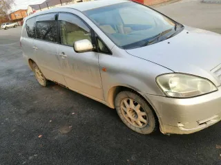 Toyota Ipsum 2001 года, 160 л.с., пробег 261797 км, АКПП. Цвет серый. Кузов АСМ260001992. Состояние: сгнившие пороги, кузов по днищу гнилой, задняя дверь гнилая, капот, решётка радиатора и передний бампер после удара, повреждён пластик салона, отсутствует задний редуктор привода и кардан.