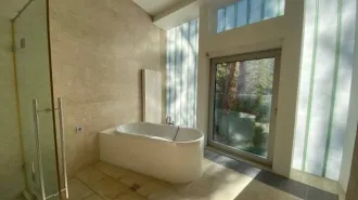 Дом 953,5 кв.м и земельный участок 3357 кв.м в Московской области, Одинцовский район, сельское поселение Горское, поселок Горки-2, ПДСК «Беркут-5». Кадастровый номер участка: 50:20:0040651:120. Кадастровый номер дома: 50:20:0040651:180. Встроенные стеллажи (5 шт), диваны желтого цвета (2 шт)…