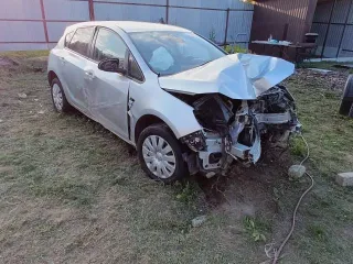 Opel Astra 2014 года, серебристый металлик. VIN: XUFPD6DD7E3040527, госномер М728УВ32. Двигатель бензиновый, 1.6 л (1598 куб. см), мощность 116 л.с., экологический класс 5. ПТС 78 ОЕ 399406. Максимальная масса 1940 кг, снаряженная масса 1443 кг.