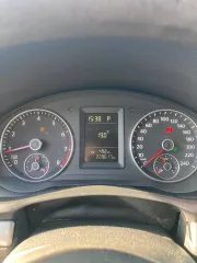 Volkswagen Jetta 2010 г.в. VIN XW8ZZZ1KZAG505813 Пробег 228 617 км. На автомобиле имеются царапины/потертости на переднем бампере, следы коррозии правого и левого передних крыльев, по кузову автомобиля имеются небольшие сколы. Со слов должника: есть проблемы с коробкой передач ("пинается"), с…