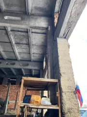 Здание гаража площадью 1027,6 кв.м и земельный участок площадью 5612 кв.м. Назначение: нежилое, кадастровый номер 18:13:031001:741. Земельный участок: категория земель населенных пунктов, разрешенное использование - строительная промышленность, кадастровый номер 18:13:031001:742. Адрес: Удмуртская…