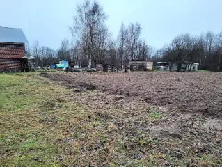 Земельный участок (кад. № 35:22:0310003:9), расположенный по адресу: РФ, Вологодская область, р-н Череповецкий, Домозеровский с/с, д. Якушево. Площадь 1800 кв.м. Категория земель: Земли населенных пунктов. Виды разрешенного использования: Для ведения личного подсобного хозяйства.