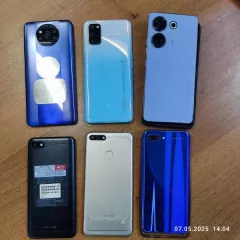 19 мобильных телефонов: Tecno, Redmi в черном корпусе с полимерным чехлом; Samsung в синем корпусе с полимерным чехлом; Honor 10; Redmi в розово-голубом корпусе; Xiaomi Redmi 10C; Redmi Note 8; iPhone 13 Pro Max в чехле; Poco X3 Pro; Xiaomi Redmi 6A; Redmi 12; Samsung Galaxy A54; Samsung; Samsung…