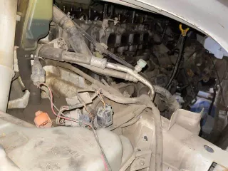 Автомобиль марки MAZDA 3, 2005 года выпуска, Идентификационный номер  VIN  JMZBK14F261349739, цвет Белый, является технически не исправным, требует ремонта двигателя, отсутствует часть деталей двигателя, отсутствуют колеса. Является предметом залога в ООО МКК  КАРМАНИ