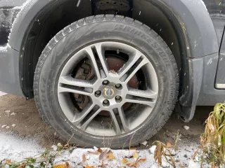 Volvo XC70, VIN: YV1BZ714681034371, 2008 год выпуска, цвет черный. Все запреты и ограничения с реализуемого имущества покупатель снимает самостоятельно (как новый собственник).