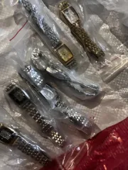 Наручные часы I&W Carnival. Часы наручные женские на ремешке, различных расцветок, на циферблате и обратной стороне корпуса имеется надпись «BOLUN». Часы наручные механические с металлическим браслетом, различных расцветок, на нижней стороне корпуса имеется надпись «Emporio Armani». Часы наручные…