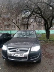 Volkswagen Touareg 2009 года, 240 л.с., пробег 226 545 км, полный привод, АКПП. Цвет черный, дизельный двигатель 3.0 л турбо. Имеются технические неисправности: повреждения ЛКП (сколы, царапины, сход лака), АКПП в аварийном состоянии (пинки, толчки, удары). Автомобиль на ходу. VIN…