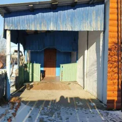 Квартира 61,6 м² в Кемеровской области, пгт Верх-Чебула, ул. 40 лет Победы, д. 1, кв. 1. Кадастровый номер: 42:16:0101002:2356. Земельный участок под домом предоставлен в аренду по договору №136. Финансовым управляющим получено согласие арендодателя, Комитета по управлению муниципальным имуществом…