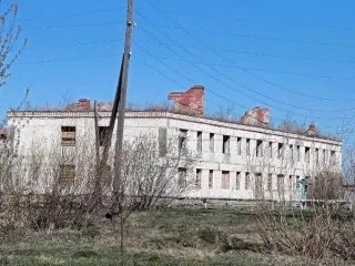 Годные остатки стройматериалов от разбора нежилого здания 990 кв.м, Свердловская область, Камышловский район, поселок Октябрьский, ул. Северная, д. 2