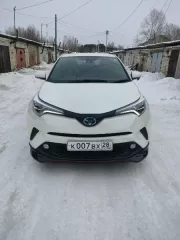1/2 доли автомобиля Toyota C-HR Hybrid, 2017 года выпуска, цвет – белый, государственный номер К007ВХ28, идентификационный номер (VIN) ZYX10206696, номер кузова (прицепа) ZYX10206696, номер двигателя 2ZR8173183, мощность двигателя – 99.9 л.с. Без видимых повреждений. Обременения – арест…