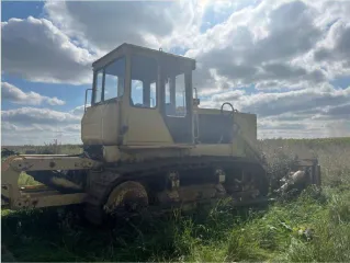Б-10 111-ВН 2010 Трактор Б-10 111-ВН, 2010 года выпуска, заводской номер машины (рамы) - 18310 (131452), двигатель № 25417, коробка передач № 10354, основной ведущий мост № 14510, цвет - желтый, эмаль АС 1247, вид движителя - гусеничный. Бульдозер находится в неисправном состоянии, не на ходу.