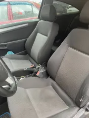 Opel Astra 2011 года, 116 л.с. VIN: XWF0AHL08B0008963, цвет черный, регистрационный номер С603СЕ96. Имеются потертости и царапины на лакокрасочном покрытии. Требуется химчистка салона.