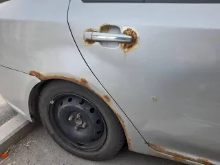 Geely GC6, 2014 года, 94 лс, 397464 км, легковой автомобиль, VIN X9W8624SGED000795, марка: Geely GC6, год изготовления: 2014, мощность двигателя, л. с. (кВт): 94, цвет: серебристый, вид собственности: индивидуальная, пробег 397464. На кузове невооруженным глазом видны следы коррозии.