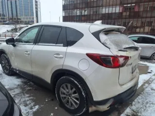 Mazda CX-5 2014 года выпуска, государственный номер В110KM124, VIN RUMKE1978EV036969, номер кузова JMZKE197800309450, номер двигателя PE20532766, цвет белый перламутр. Рабочее состояние не проверялось, имеет повреждения на крышке багажника с левой стороны. Объем двигателя 1998 см³, мощность 149,56…
