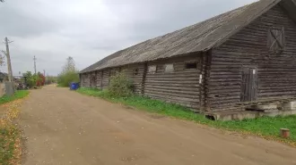 Продажа земельного участка площадью 672 кв. м с расположенным на нем складом для кормов, 1939 г.п. площадью 379,6 кв. м, по адресу: Вологодская область, Вологодский муниципальный округ, деревня Марфино. Кадастровые номера: 35:25:0502018:575, 35:25:0502018:573.