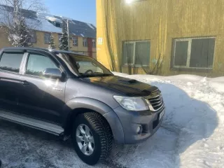 Грузовой бортовой автомобиль Toyota Hilux, 2012 г.в., VIN AHTFZ29G709083792. Местонахождение имущества: Кемеровская область, г. Таштагол, ул. Поспелова, д. 11. Год выпуска: 2012. VIN номер: AHTFZ29G709083792. Марка грузовика: Toyota. Модель грузовика: Toyota Hilux.