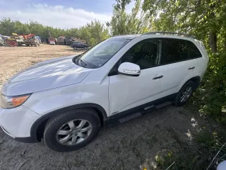 KIA SORENTO 2011. Автомобиль марки KIA модель SORENTO 2011 г.в., VIN-номер XWEKU811DC0000367. Местонахождение транспорта - г. Самара, ознакомление возможно по предварительной договоренности. Для ознакомления с имуществом, описанием, составом и характеристиками продаваемого имущества, а также иной…