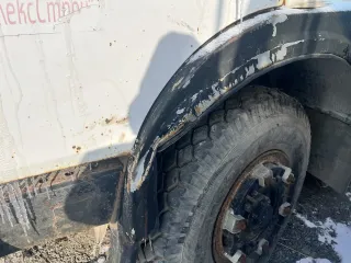 Грузовой самосвал МАЗ 551605 230 024, идентификационный номер  VIN  Y3M55160550005636 Грузовой самосвал МАЗ 551605 230 024, идентификационный номер  VIN  Y3M55160550005636, Цвет белый, год выпуска 2005. Тех. описание: Отсутствует рег. знак, АКБ, комплект ключей. Имеются повреждения лакокрасочного…