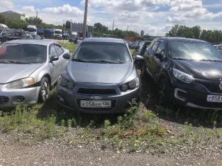 Chevrolet Aveo 2014, разбита передняя правая фара, левая задняя фара, вмятина на переднем правом крыле, имеются повреждения переднего бампера, прикручен на саморезы, также вмятина на переднем левом крыле, царапина на левой передней двери, цвет серый металлик.