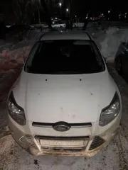 Ford Focus 2014 года выпуска, белого цвета. VIN: X9FKXXEEBKEM75135. ПТС 74 УК 824206, госномер О176ЕХ774. Тип двигателя: бензиновый, объем 1596 куб. см, мощность 104,72 л.с. (77 кВт). Экологический класс 5. Максимальная масса 1825 кг, масса без нагрузки 1316 кг. Произведен ЗАО "Форд Мотор Компани".