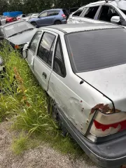 Daewoo Nexia 2002 года, годные остатки. VIN: ULV3L31UD2A133746. Передняя часть кузова имеет многочисленные повреждения: деформация переднего лонжерона; отсутствует передний бампер; вмятины на крышке капота, переднем правом крыле, переднем левом крыле; разбита передняя правая фара; оторвано зеркало…