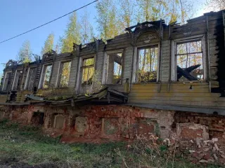Бывший дом купца Курбатова (нач. XIX - 2-я пол. XIX вв.) (объект культурного наследия федерального значения «Усадьба Курбатова, начало - 2 половина XIX вв.»), кадастровый номер 35:19:0103003:291, площадь 542,8 кв. м., назначение: нежилое, количество этажей - 2, в том числе подземных 1, инвентарный…