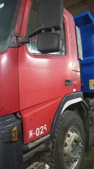Грузовой самосвал БЦМ-53 на шасси Volvo FM Truck 6x6, г.в. 2007, VIN X3W6539B070000093, цвет кабины красный, кузов синий. Работоспособность не проверялась. Расположено по адресу: г. Кола, Кильдинское шоссе, д. 18.