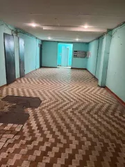 Комната, назначение: жилое, 9 Этаж, общая площадь 11,3 кв. м., адрес объекта: Удмуртская Республика, г. Ижевск, ул. 9 Января, д. 185а, блок 25, комната 7. Кадастровый номер 18:26:020174:3993. Общая долевая собственность, доля в праве 1/4