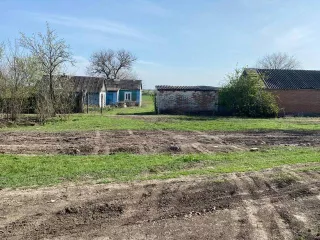   Жилой дом, площадь 30,7 кв.м., адрес  местонахождение : Россия, кадастровый  условный  номер: 61:10:0050201:82, адрес  местонахождение : Россия, Ростовская обл., р н Егорлыкский, х. Гирин, ул. Медовая, 1., кадастровый  условный  номер: 61:10:0050201:5   Земельный участок, площадь 5500 +/  51…