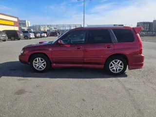Subaru Forester 2002 года, 220 л.с., пробег 258322 км, полный привод, АКПП. Кузов SG5002107. Недостатки: автомобиль участвовал в ДТП, повреждены правая передняя фара, передний бампер, планка под передней правой фарой, решетка радиатора, возможны скрытые повреждения.