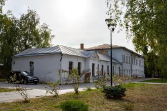 Имущественный комплекс общей площадью 1591.4 кв.м в Липецкой области, включающий земельный участок площадью 5 583 кв.м (кадастровый номер: 48:11:0470166:12), два здания и два сооружения по адресу: Россия, Липецкая область, Лебедянский район, г. Лебедянь, ул. Ленина, дом 50. Объект 1: Нежилое здание…