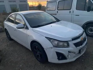 Chevrolet Cruze 2013 года, 141 л.с. Кузов белый, VIN: XUFJF695JD3027390, госномер Е083ТУ134. Автомобиль неисправен, имеет повреждения кузова и ЛКП.