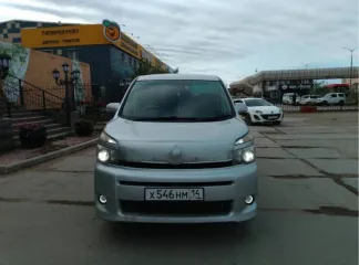 Toyota Voxy 2010 года, 158 лс, АКПП. Автомобиль легковой, марка: Тойота, модель: Вокси, VIN: отсутствует, гос. рег. номер: х546нм14, год изготовления: 2010