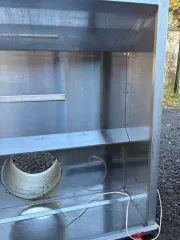 Вытяжной пристенный зонт 1200x800x400 мм. Является бывшим в употреблении имуществом, могут иметься скрытые недостатки.