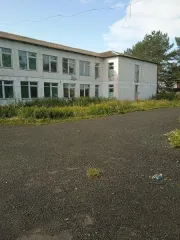 Нежилое здание 1813.4 кв.м, земельный участок 10801 кв.м. Несущие стены: железобетонные; перекрытия: железобетонные плиты; кровля: шифер по деревянным стропилам; полы: деревянные окрашенные масляной краской; проемы: оконные – двойные деревянные, дверные - деревянные филенчатые; отделочные работы…